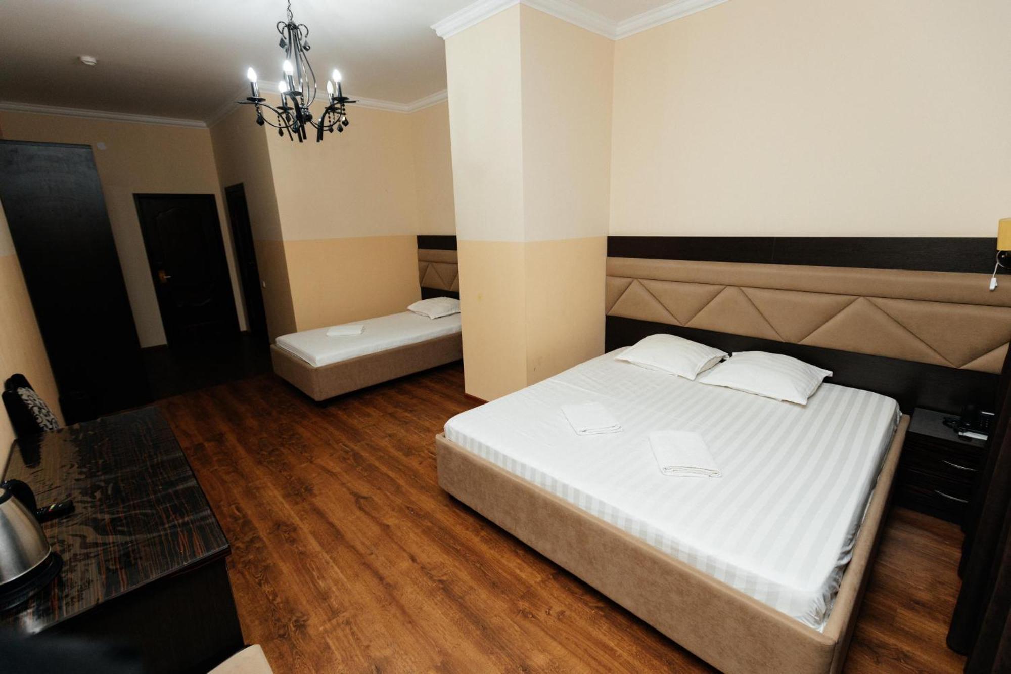 Alcazar Hotel Atyrau Ngoại thất bức ảnh