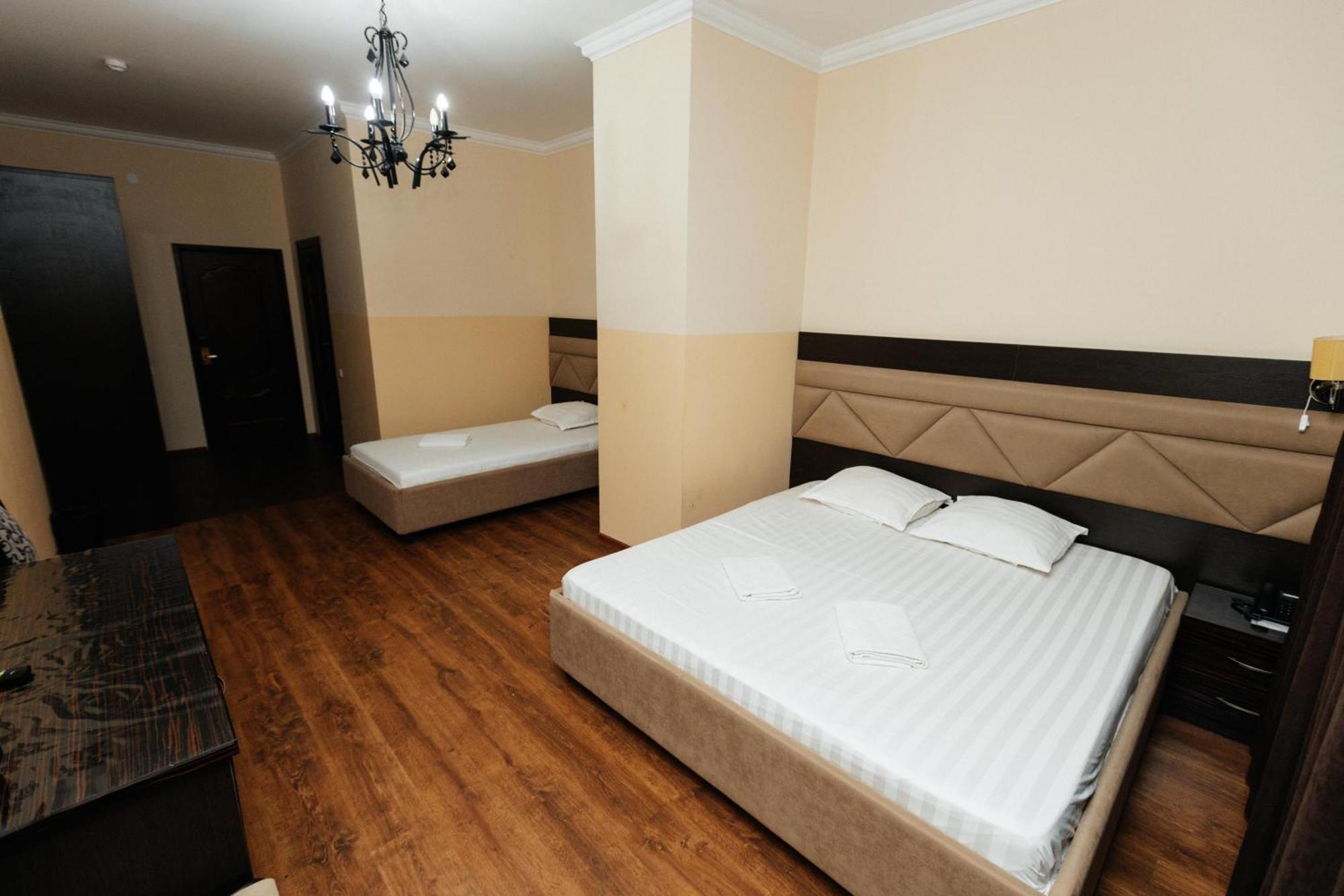 Alcazar Hotel Atyrau Ngoại thất bức ảnh